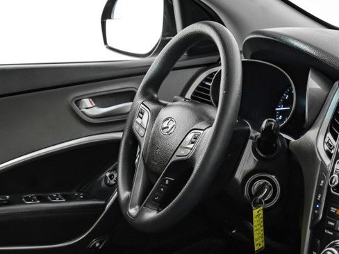 Used 2018 Hyundai Santa Fe SE image 11