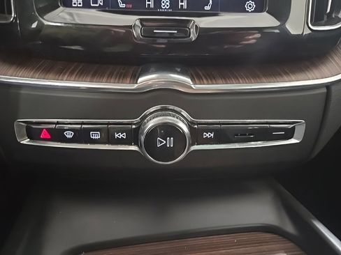 Used 2022 Volvo XC60 B5 Momentum image 14