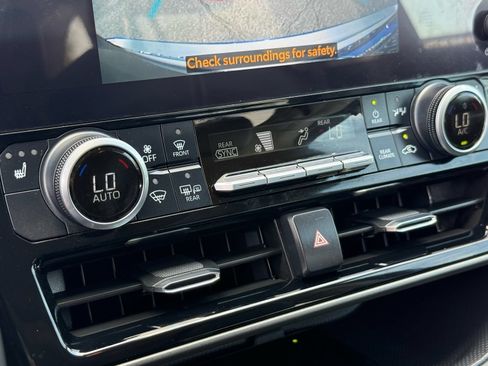 Used 2024 Toyota Highlander XLE FWD image 23