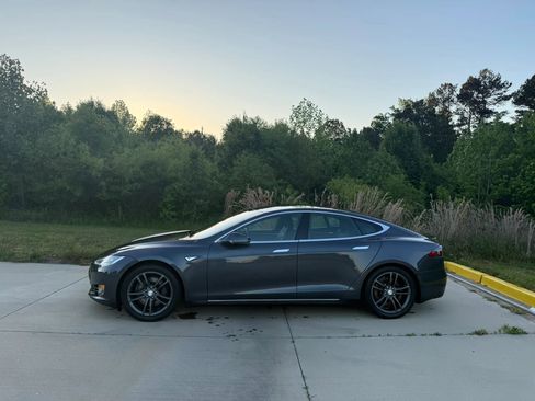 Used 2015 Tesla Model S 85D AWD/4WD image 2