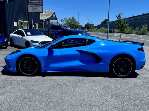 Used 2021 Chevrolet Corvette Stingray Coupe w/ Z51 Performance Package RWD image 11