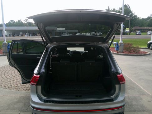 Used 2022 Volkswagen Tiguan SE R-Line image 15