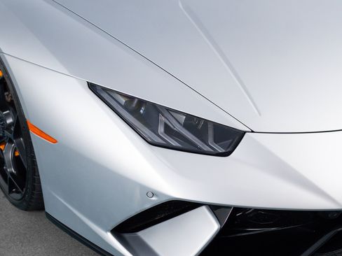 Used 2018 Lamborghini Huracan Performante AWD/4WD image 13