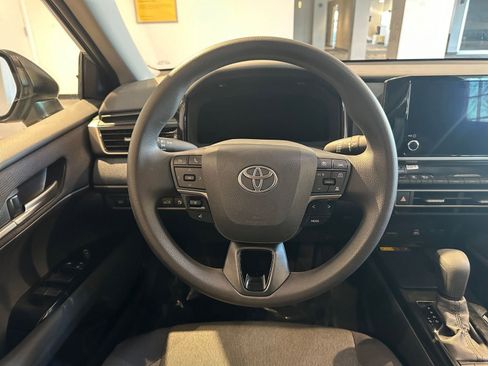 Used 2025 Toyota Camry LE image 28