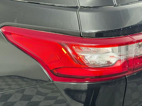 Used 2020 Chevrolet Traverse LT FWD image 34