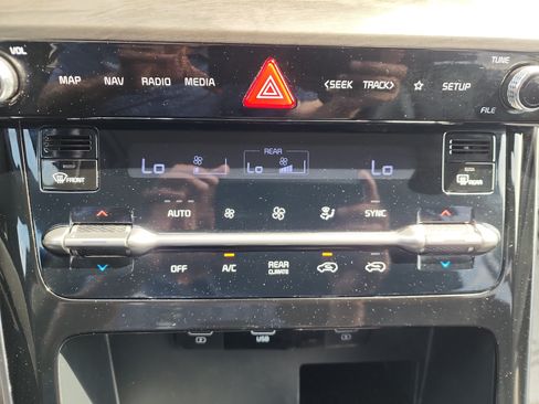 Used 2024 Kia Carnival EX FWD image 15