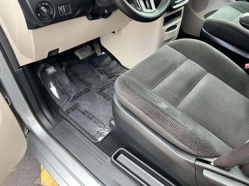 Used 2018 Dodge Grand Caravan SE w/ UConnect Hands-Free Group FWD image 18