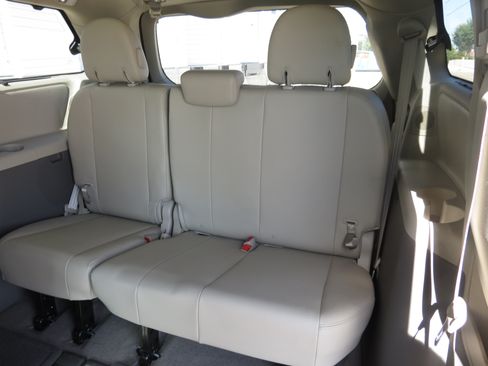 Used 2011 Toyota Sienna XLE w/ XLE Navigation Pkg FWD image 30