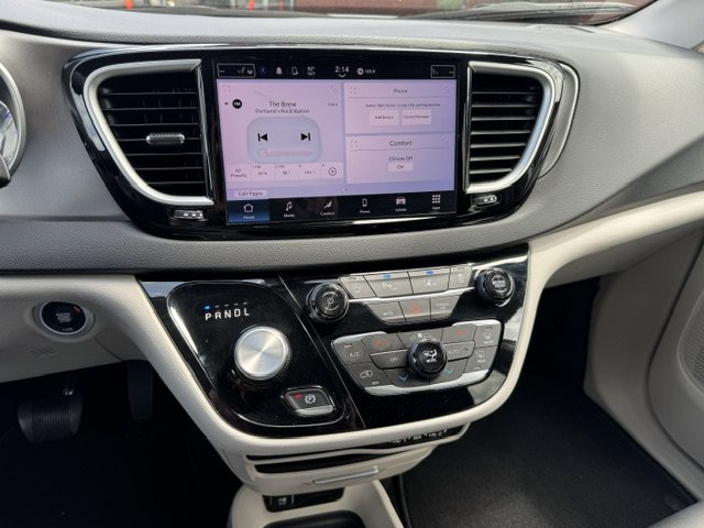 Used 2024 Chrysler Pacifica Touring-L FWD image 9