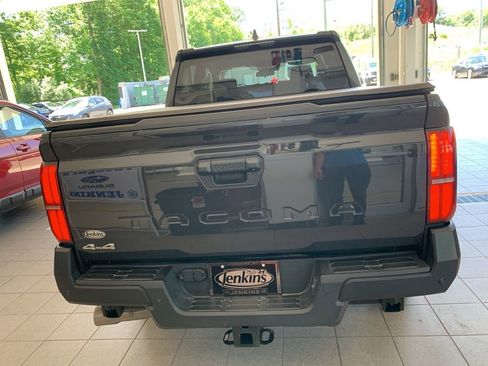 Used 2025 Toyota Tacoma SR w/ SR Upgrade Package AWD/4WD image 17