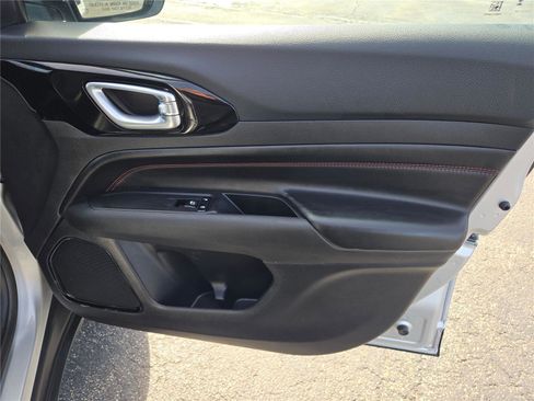 Certified 2025 Jeep Compass Trailhawk image 6