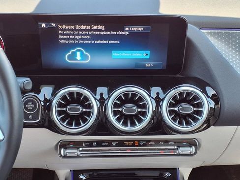 Used 2025 Mercedes-Benz GLA 250 4MATIC image 5