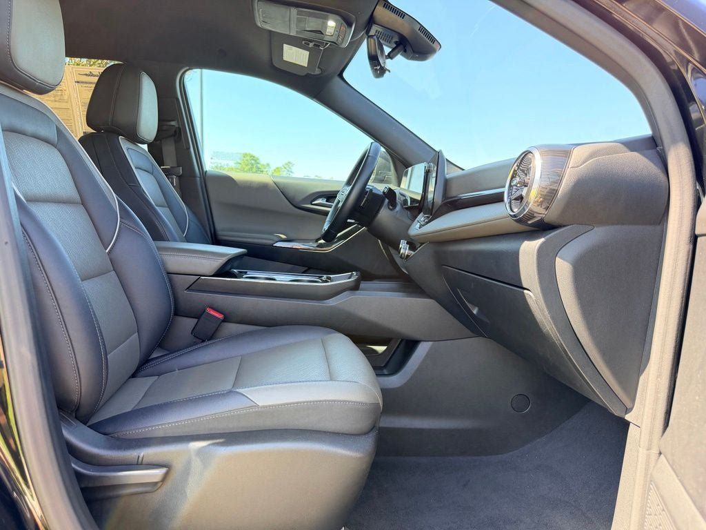 Used 2025 Chevrolet Equinox LT w/ Convenience Package II FWD image 11