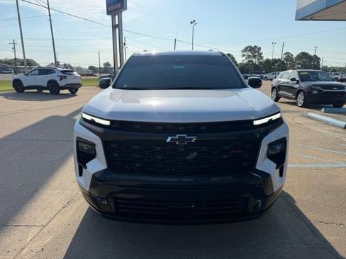 Used 2025 Chevrolet Traverse RS FWD image 2