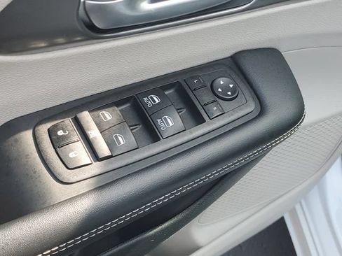 Used 2024 Chrysler Pacifica Limited FWD image 16