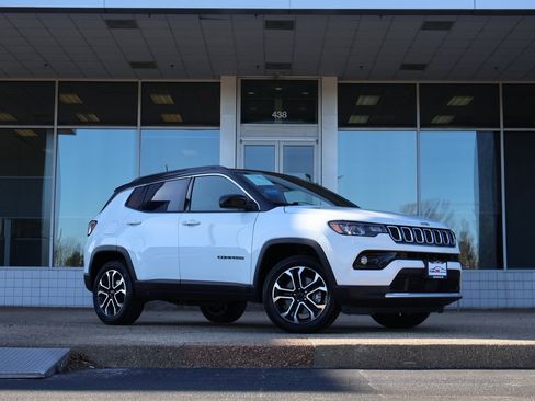 Used 2023 Jeep Compass Limited image 2