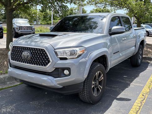 Used 2019 Toyota Tacoma TRD Sport AWD/4WD image 3