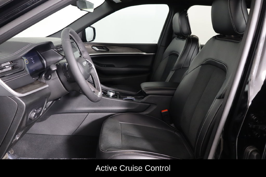 Used 2026 Jeep Grand Cherokee Altitude AWD/4WD image 14