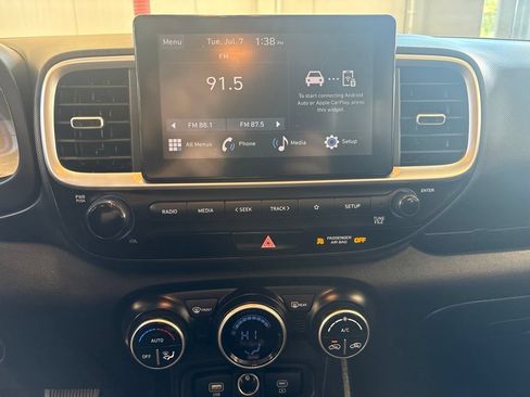 Used 2023 Hyundai Venue SEL FWD image 9