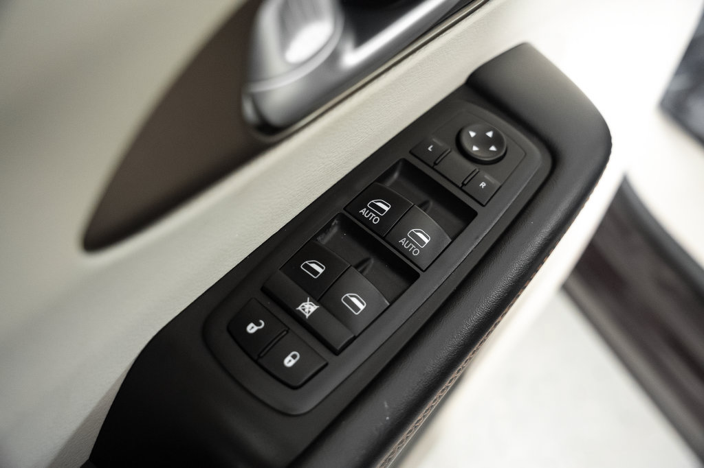 Used 2018 Chrysler Pacifica Touring-L w/ Advanced Safetytec Group FWD image 38