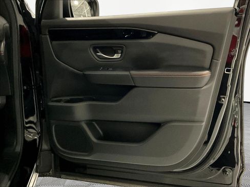 Used 2025 Honda Pilot TrailSport image 28
