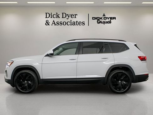 Used 2024 Volkswagen Atlas SE w/ Black Wheel Package FWD image 5