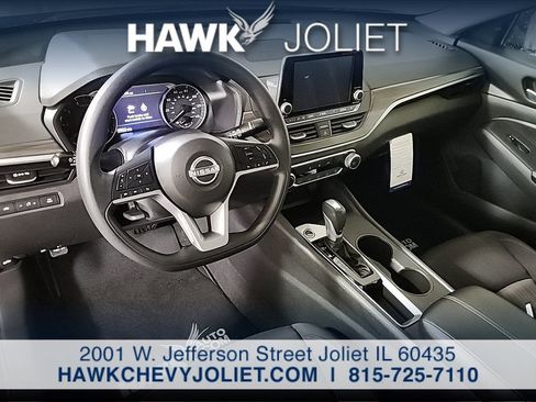 Used 2025 Nissan Altima 2.5 SV FWD image 12