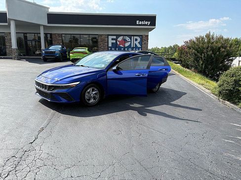 Used 2024 Hyundai Elantra SE FWD image 6