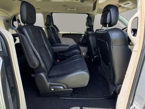 Used 2015 Chrysler Town & Country Limited FWD image 12