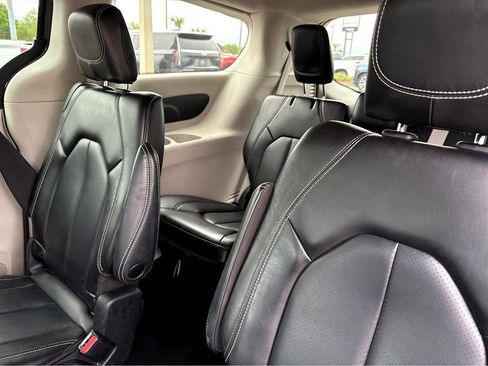 Used 2023 Chrysler Pacifica Touring-L FWD image 30