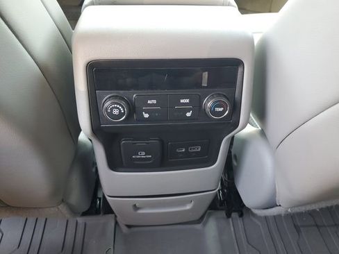 Used 2022 GMC Acadia SLT w/ Preferred Package FWD image 25