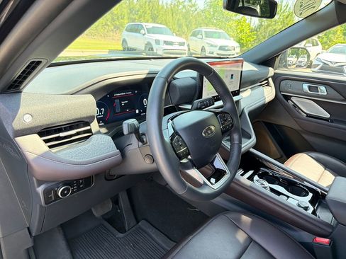 Used 2025 Ford Explorer Platinum RWD image 33