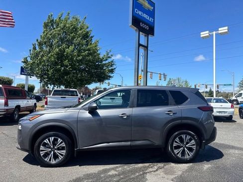 Used 2022 Nissan Rogue SV FWD image 2
