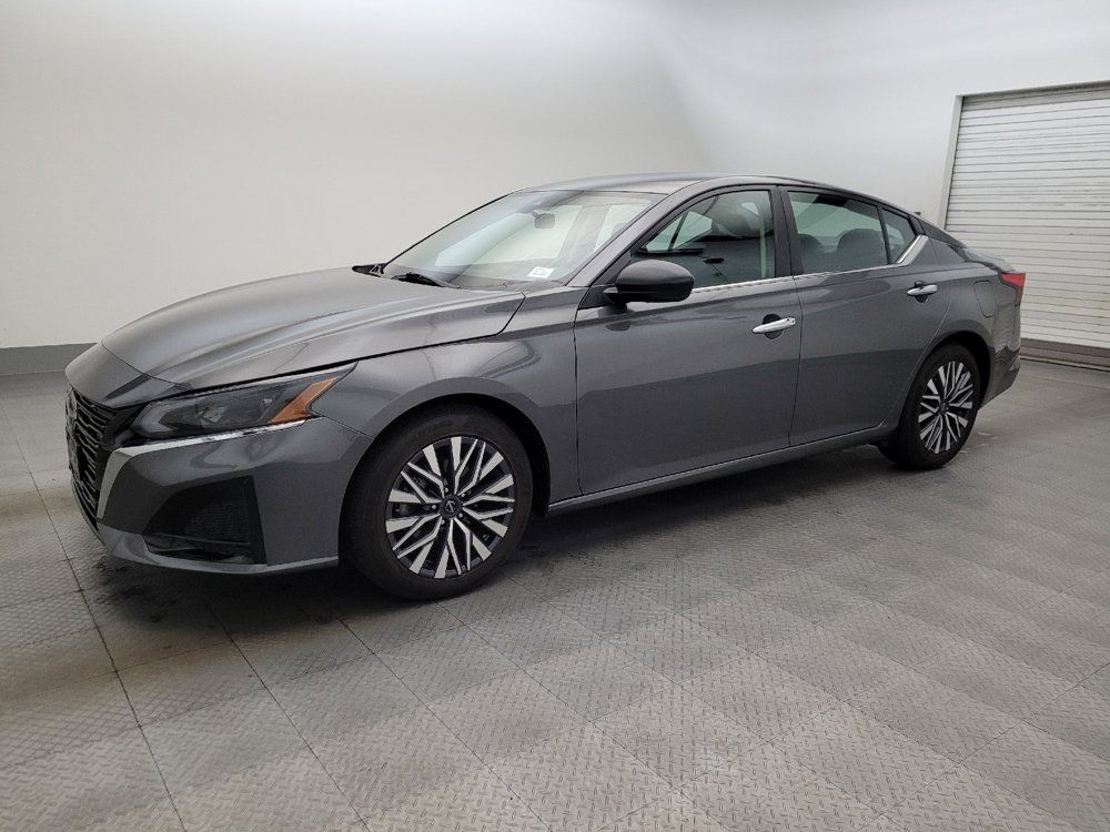 Used 2025 Nissan Altima 2.5 SV FWD image 2