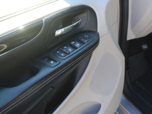 Used 2016 Dodge Grand Caravan SXT image 27