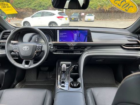 Used 2025 Toyota Crown Signia AWD/4WD image 11