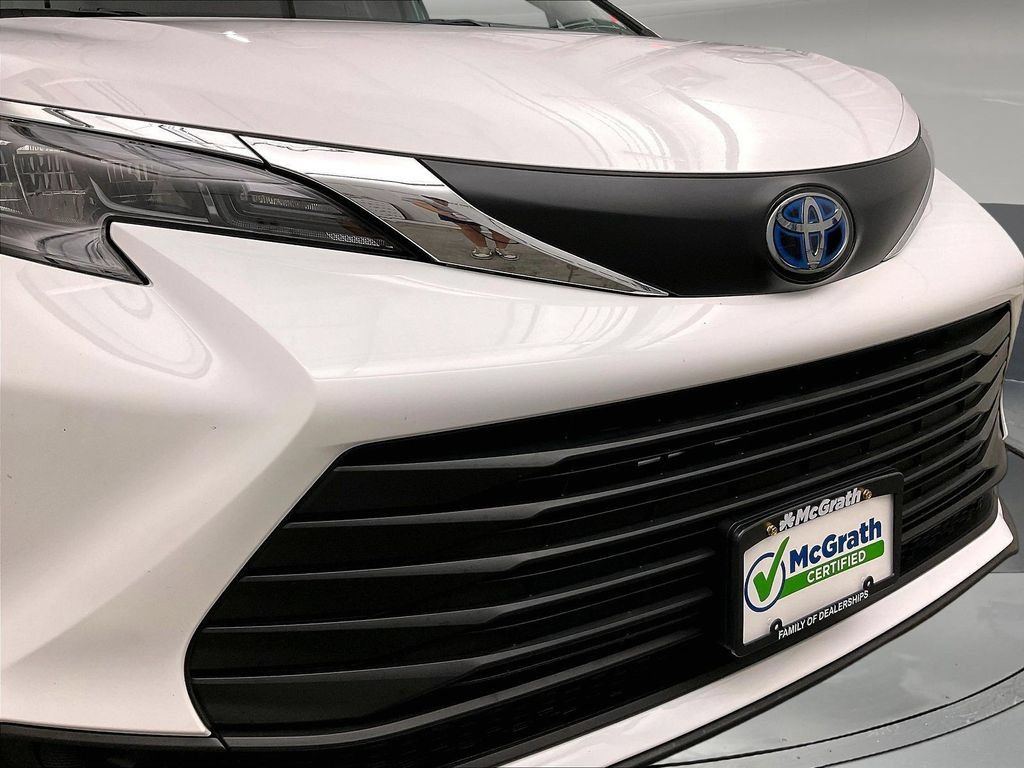Used 2025 Toyota Sienna LE FWD image 33