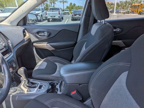 Used 2018 Jeep Cherokee Latitude AWD/4WD image 14
