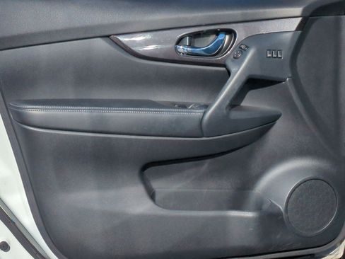 Used 2018 Nissan Rogue SV w/ Premium Package image 13