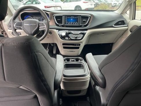 Used 2018 Chrysler Pacifica Touring Plus FWD image 17