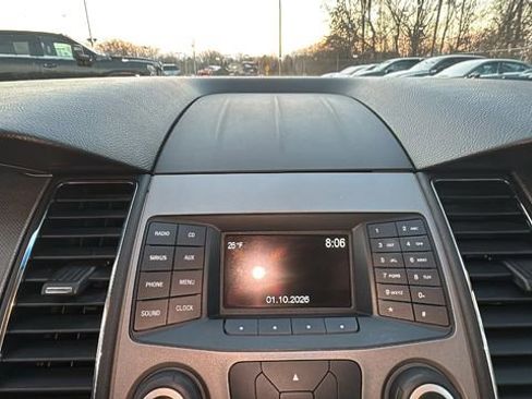 Used 2018 Ford Taurus SE image 16