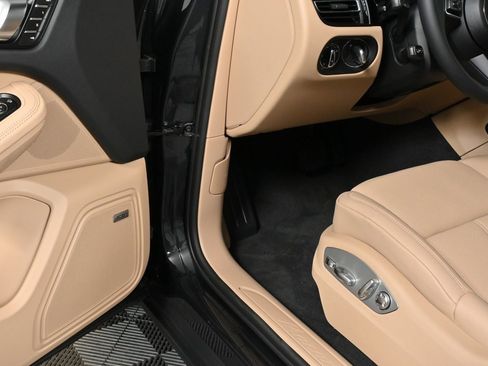 Certified 2025 Porsche Macan image 7