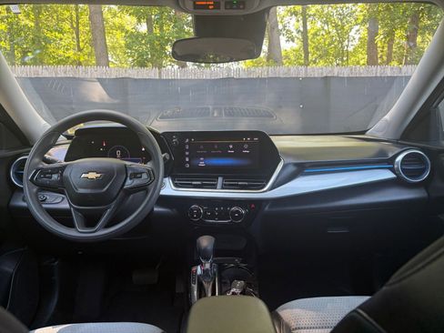 Used 2025 Chevrolet Trax LT FWD image 31