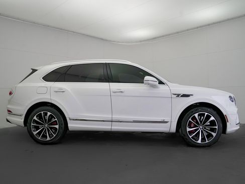 Used 2022 Bentley Bentayga V8 image 2