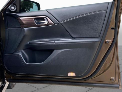 Used 2017 Honda Accord Touring image 23