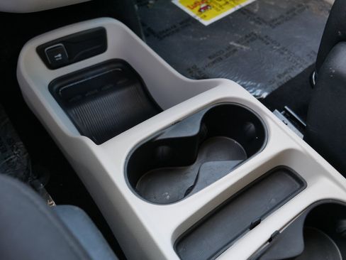 Used 2022 Chrysler Voyager LX image 32