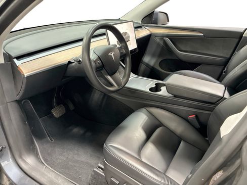 Certified 2023 Tesla Model Y Long Range AWD/4WD image 9