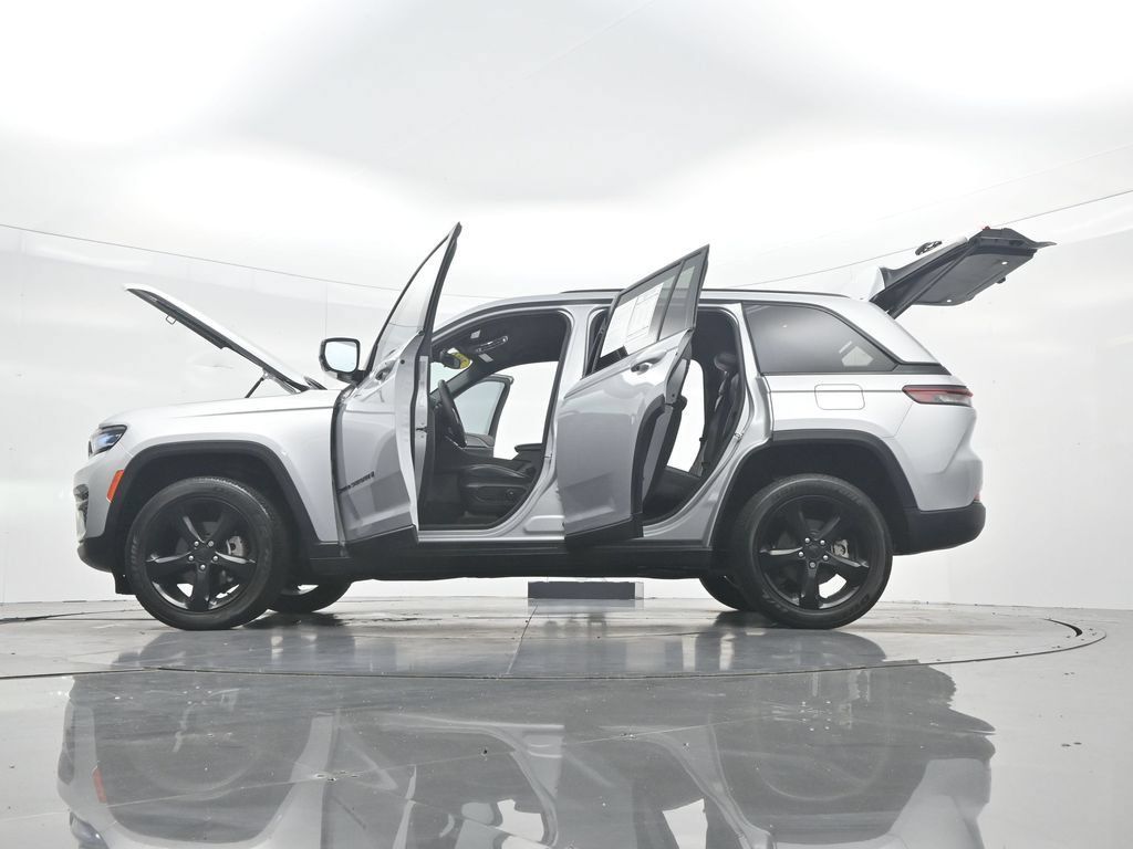 Used 2024 Jeep Grand Cherokee Altitude RWD image 54