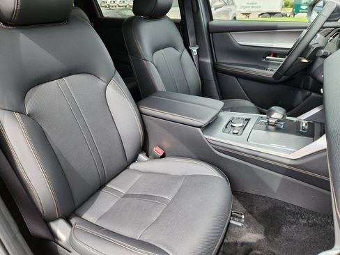 Certified 2024 MAZDA CX-90 Plug-In Hybrid w/ Preferred AWD/4WD image 14