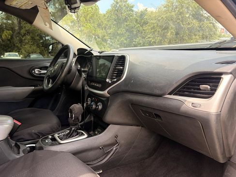 Used 2014 Jeep Cherokee Sport FWD image 11